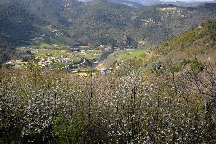 La vallée de l'Eyrieux ou se trouve l'Aquarock Aventure